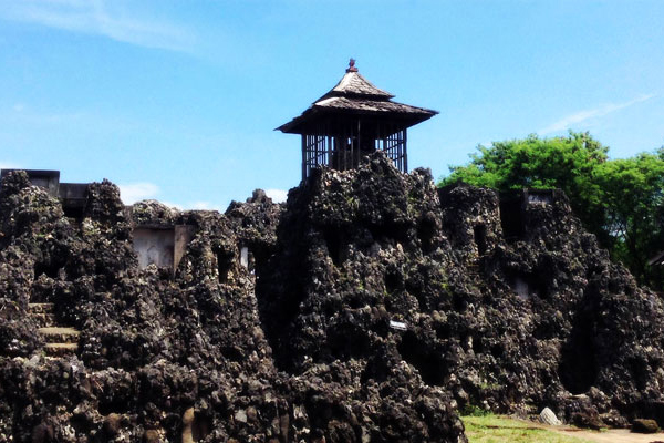 Wisata Cirebon Gua Sunyaragi